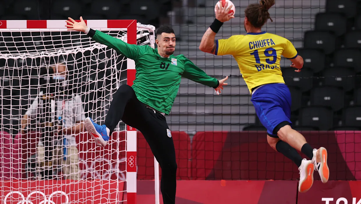 Jogo da velha com condução de bola (Handebol). Podemos usar o mesmo jogo  para diferentes objetivos: condução no handebol, no futebol, fazer  ziguezague, By Educação Física da Depressão